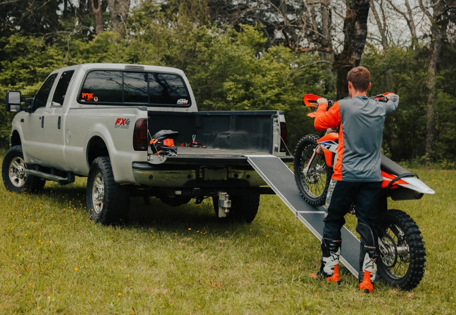 STRAPLESS™ Centerfold Motorcycle Ramp