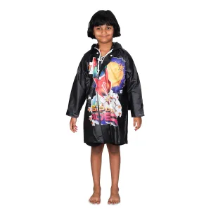 THE CLOWNFISH Toon Caper Series Kids Waterproof PVC Longcoat with Adjustable Hood & Extra Space for Backpack/Schoolbag Holding. Printed Plastic Pouch. Kid Age-3-4 years (Black)