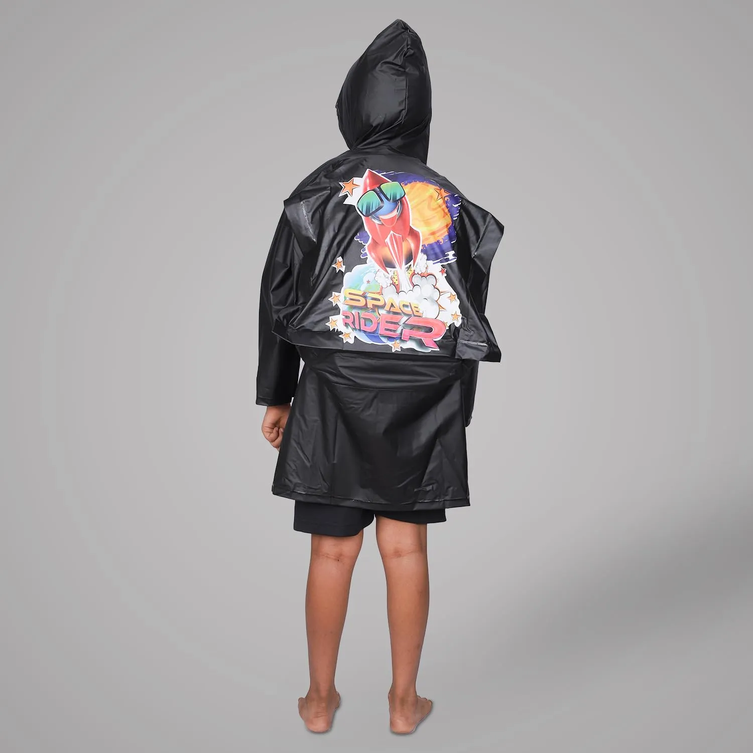 THE CLOWNFISH Toon Caper Series Kids Waterproof PVC Longcoat with Adjustable Hood & Extra Space for Backpack/Schoolbag Holding. Printed Plastic Pouch. Kid Age-3-4 years (Black)